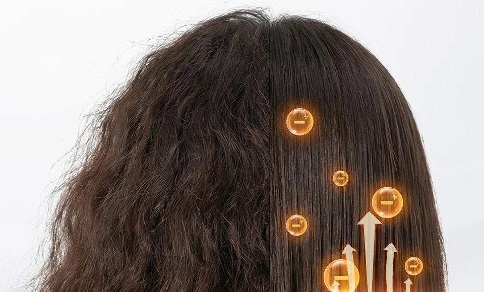 המחשה: צד אחד של השיער נפוח ומתולתל, הצד השני חלק