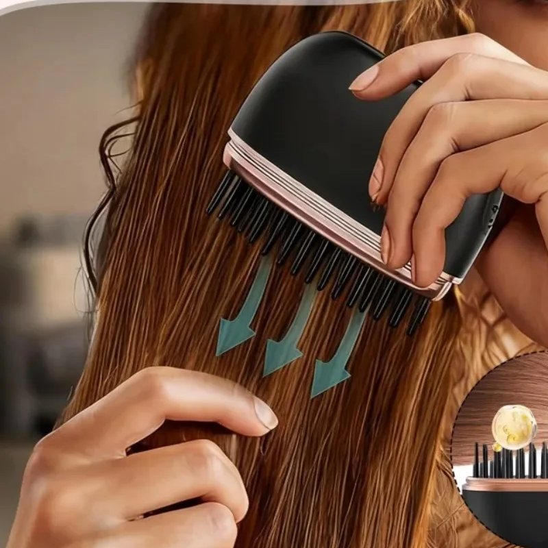 אישה מסרקת שיער ארוך עם המברשת המחממת